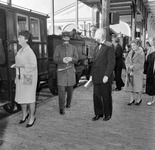 856262 Afbeelding van het bezoek van afgevaardigden van buitenlandse spoorwegdirecties aan de jubileumtentoonstelling ...